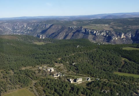 Le hameau de Cauvel sur le causse, avec les Gorges du Tarn à l'horizon