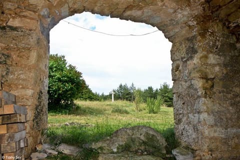 Arche de pierre ouvrant sur le terrain sectionnal